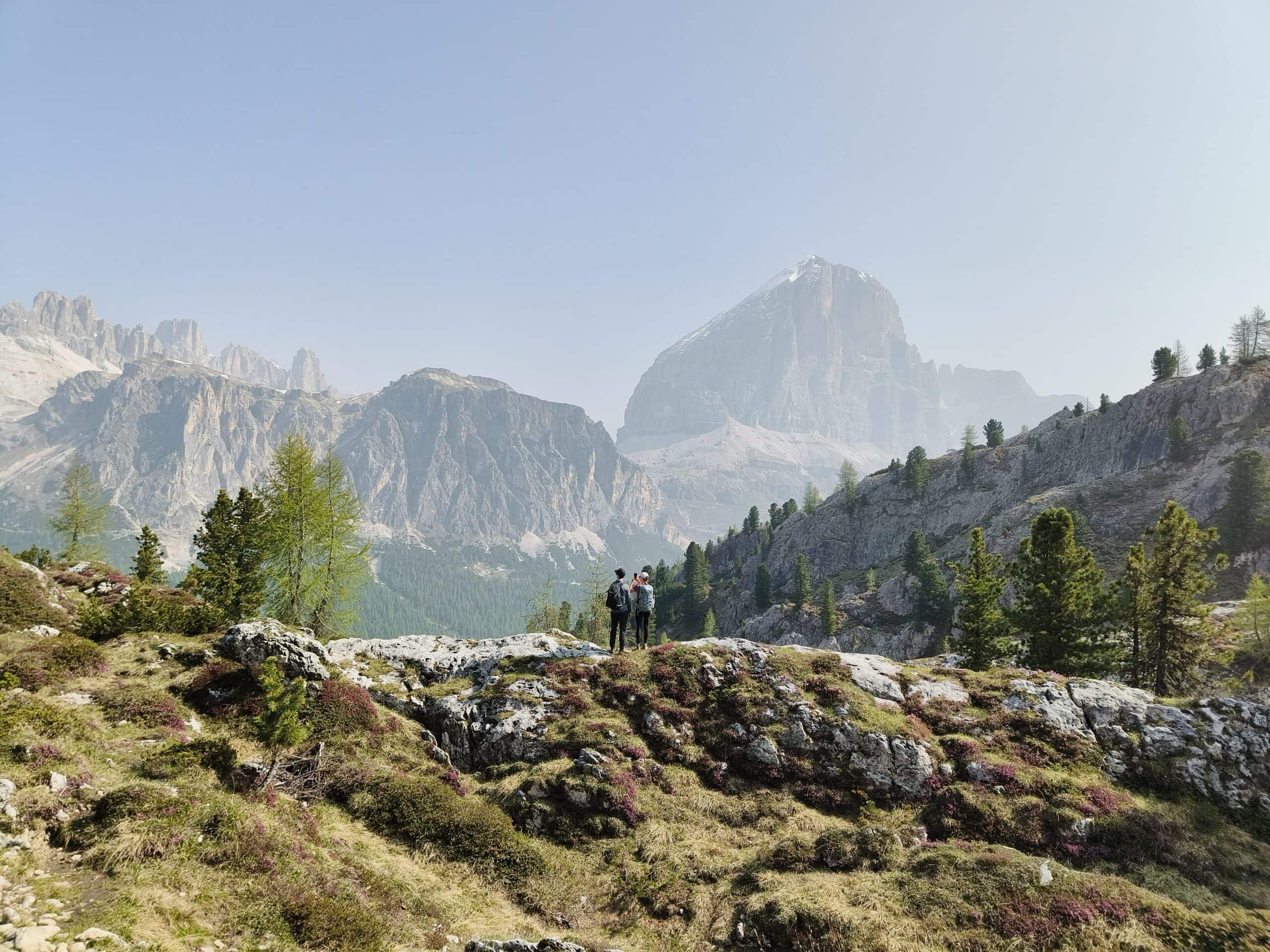 Escursionisti ammirano il paesaggio montano vicino al Chalet Al Capriolo.